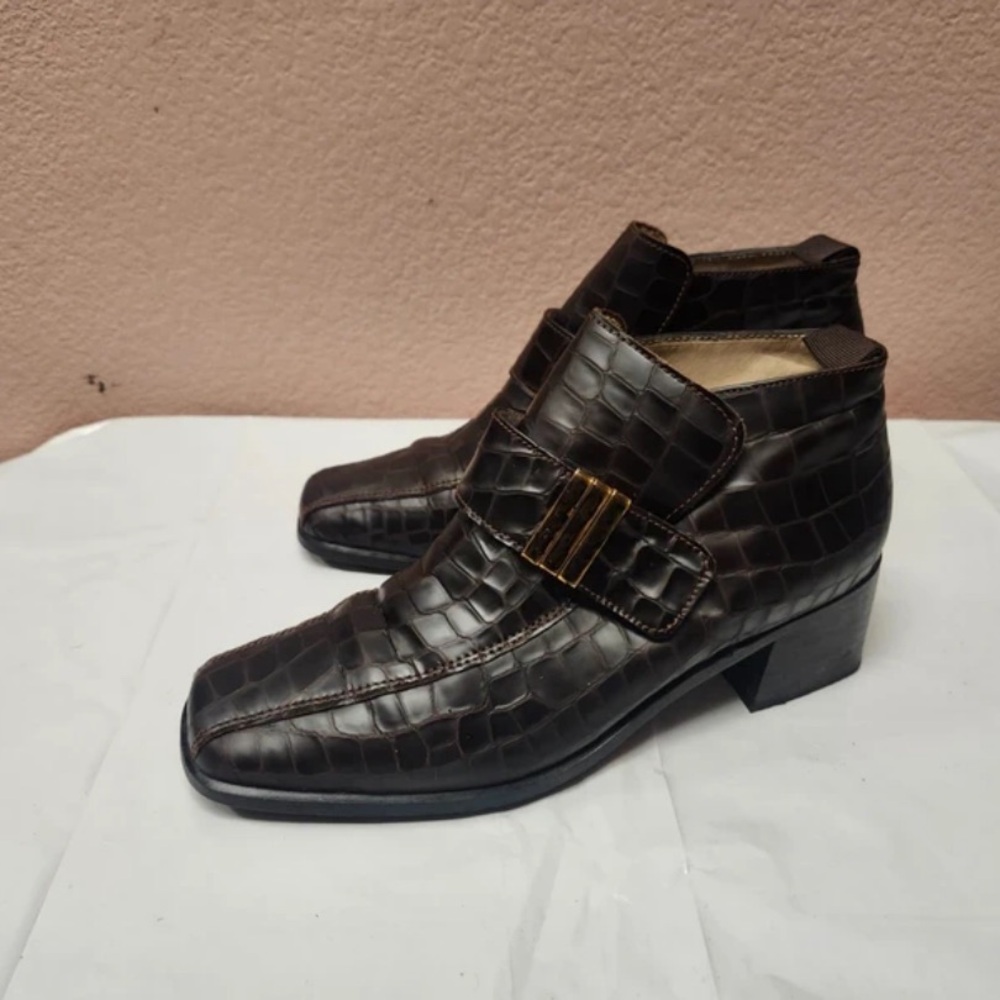 Elegant Brown Crocodile Pattern Women's Boots